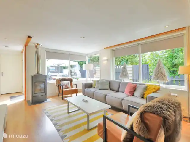 pinzón dorado en Países Bajos, Holanda del Norte, Sint Maartenszee - casa vacacional