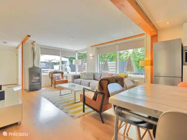 pinzón dorado en Países Bajos, Holanda del Norte, Sint Maartenszee - casa vacacional