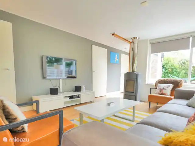 pinzón dorado en Países Bajos, Holanda del Norte, Sint Maartenszee - casa vacacional