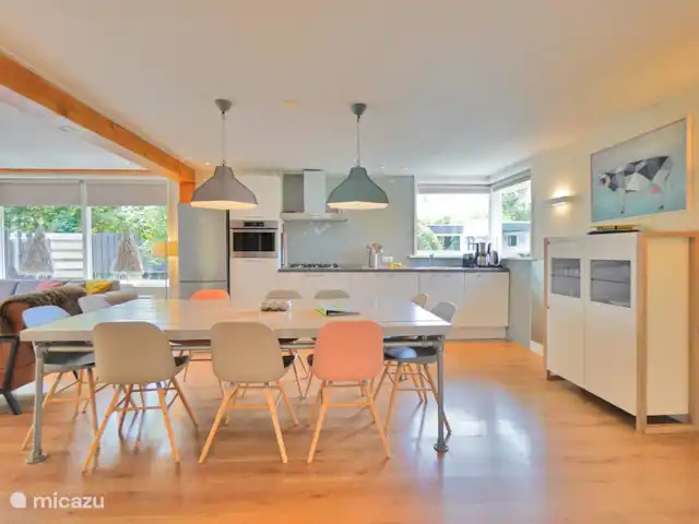 pinzón dorado en Países Bajos, Holanda del Norte, Sint Maartenszee - casa vacacional