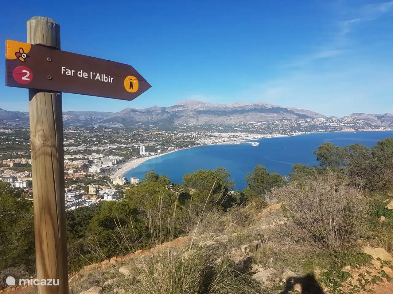 La promenade jusqu'au phare offre de très jolis points de vue sur le littoral et les montagnes.
