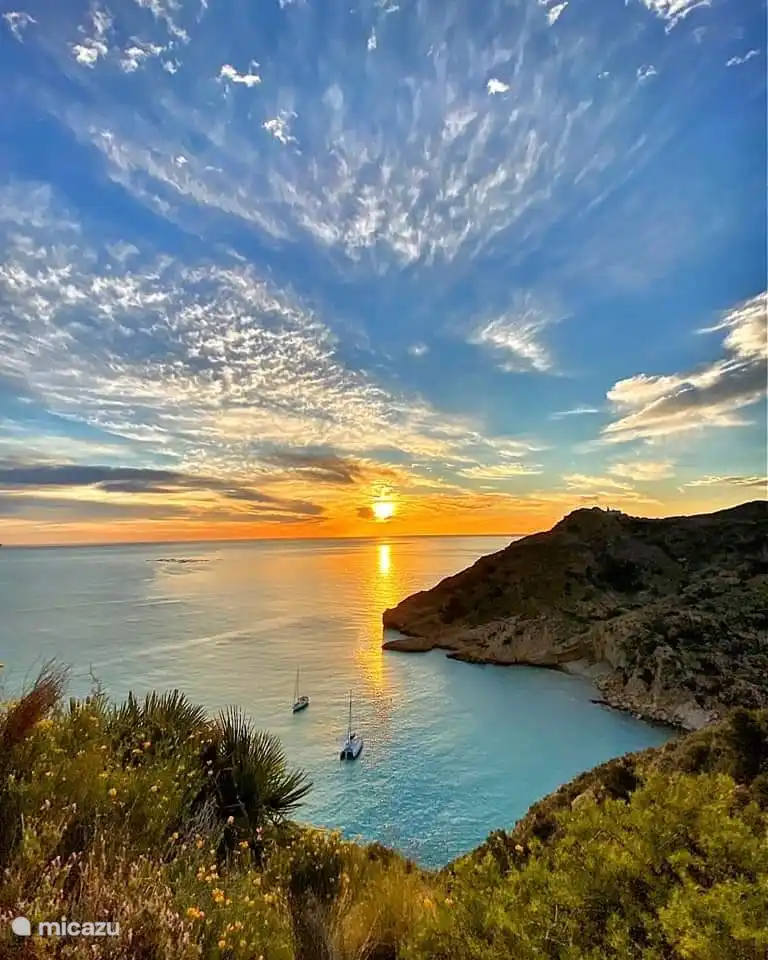 Il y a de très beaux sentiers de randonnée ou des pistes cyclables à travers la nature et les environs.