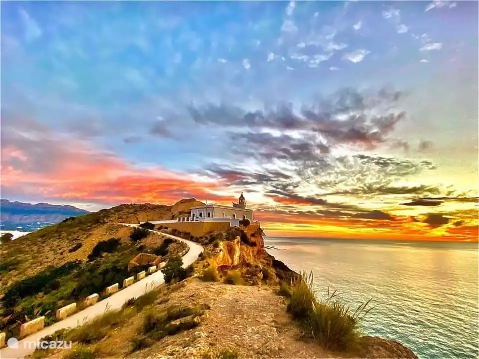 L'un des plus beaux sites d'Albir : La promenade vers le Faro (phare). Le chemin est facile à parcourir, mais varie en hauteur.