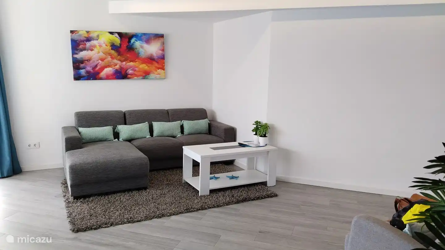 L'appartement récemment rénové a un aspect chaleureux et est équipé d'un éclairage LED variable à de nombreux endroits.