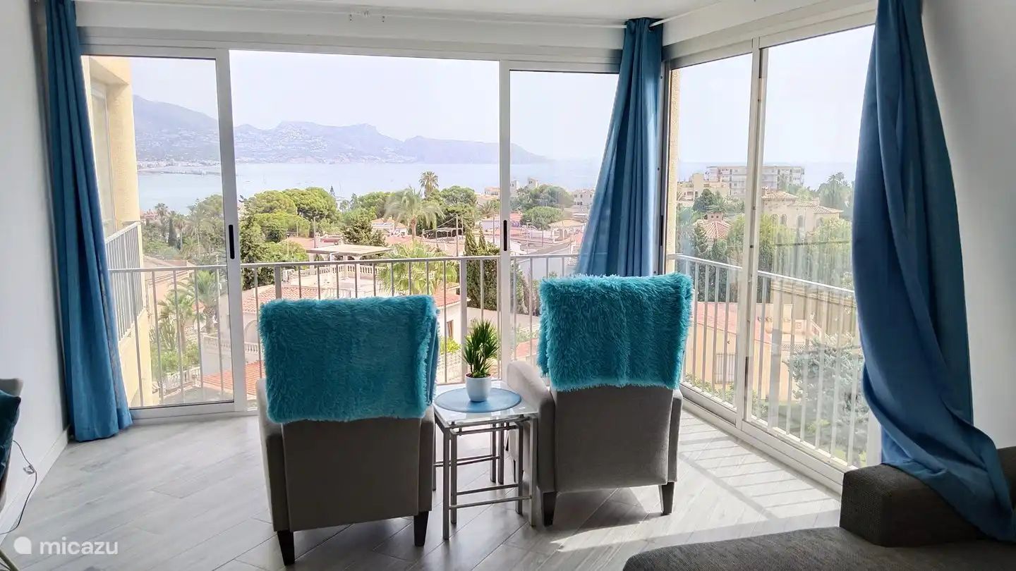 Depuis le balcon, vous avez une vue magnifique sur la mer Méditerranée et le littoral d'Albir, Altea, Mascarat et Calpe. Le soir, vous pourrez profiter de toutes les lumières (bougies) le long de la côte.