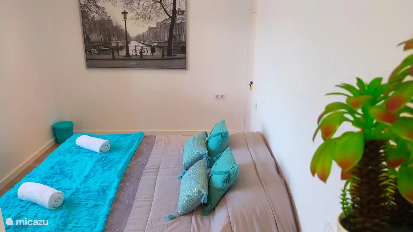 La chambre dispose d'un grand placard ouvert où vous pourrez ranger tous vos bagages et où vous pourrez dormir sur 2 lits simples qui peuvent être faits séparément, mais peuvent aussi être faits en lit king-size. Le choix t'appartient :-)