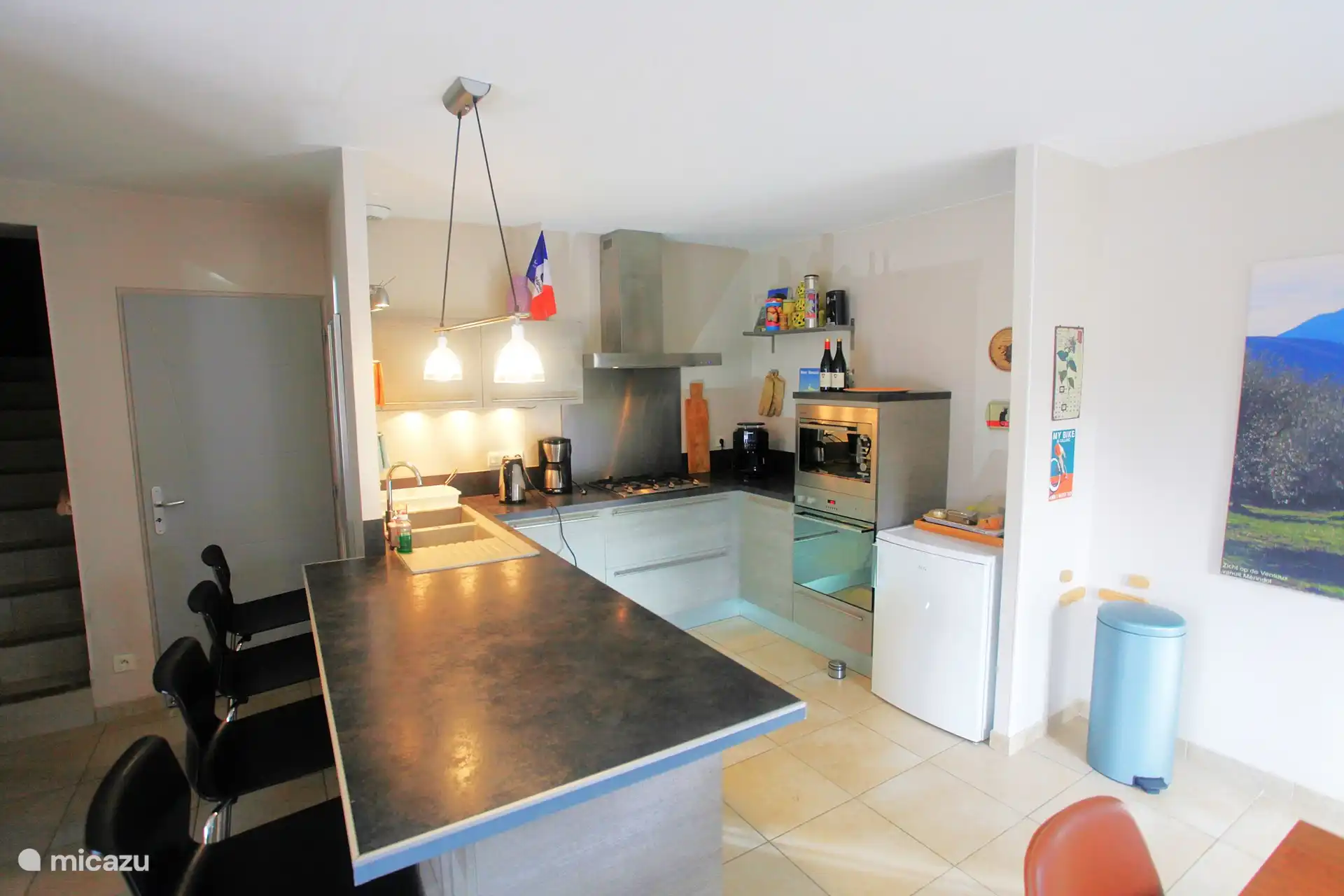 Offene Küche, ausgestattet mit Bohnen- und Filterkaffeemaschine, Geschirrspüler, Backofen und Kombi-Mikrowelle. Hier gibt es einen Kühlschrank und einen zweiten im Hauswirtschaftsraum. 