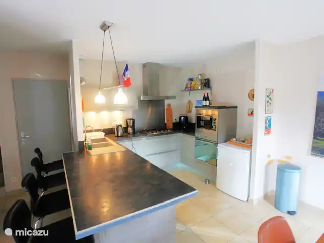 Villa Laura avec piscine privée | France, Drôme, Bouchet - maison de vacances Cuisine ouverte, équipée d'une machine à café en grains et filtre, d'un lave-vaisselle, d'un four et d'un four micro-ondes combiné. Il y a un réfrigérateur ici et un deuxième dans la buanderie.