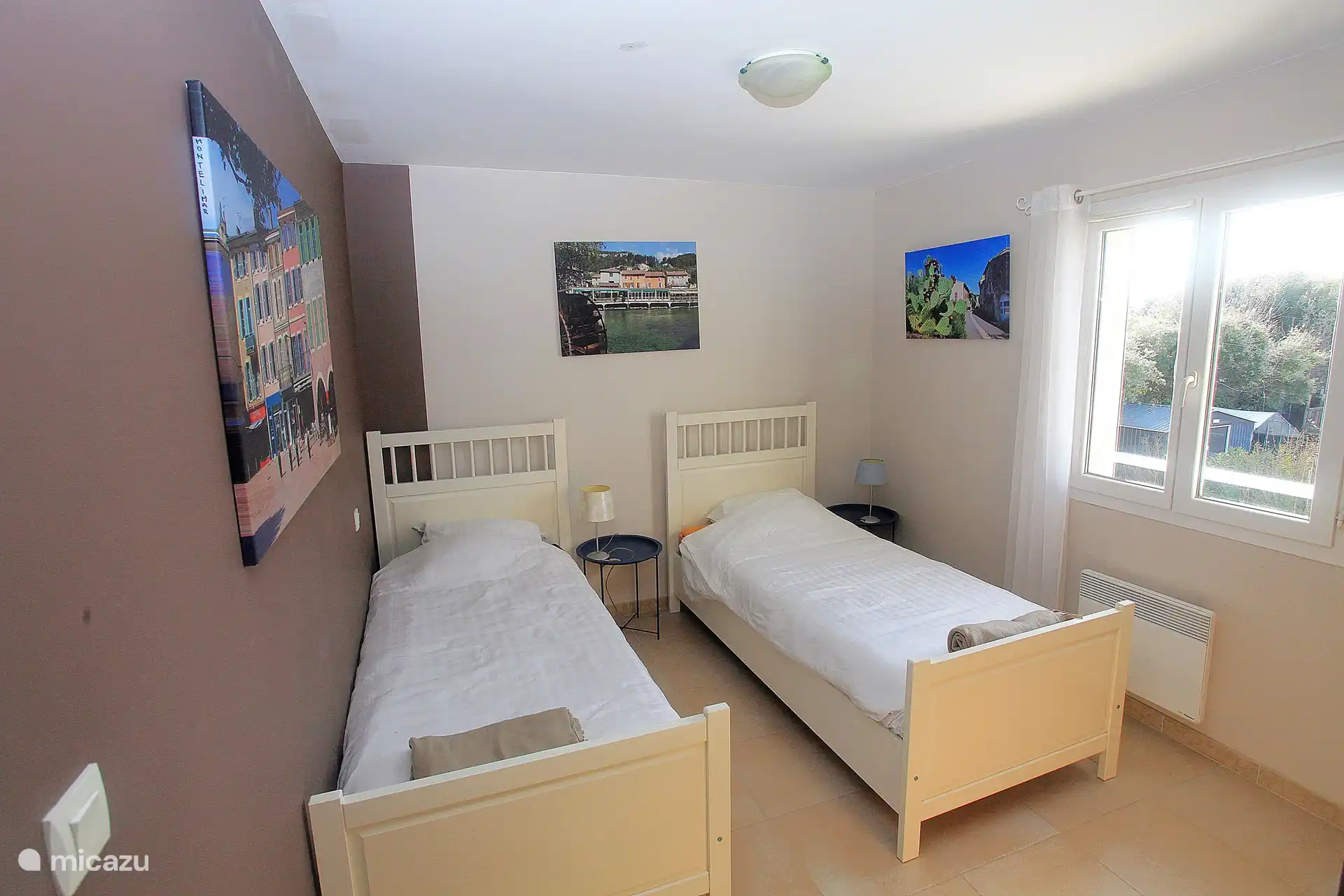 Schlafzimmer 2 mit 2 Betten von 90x200 cm und Blick auf den Pool. Alle Zimmer sind geräumig, leicht zu verdunkeln und verfügen über viel Stauraum.