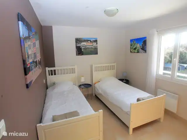 Villa Laura avec piscine privée | France, Drôme, Bouchet - maison de vacances Chambre 2 avec 2 lits de 90x200 cm et vue sur la piscine. Toutes les chambres sont spacieuses, faciles à assombrir et disposent de nombreux placards.