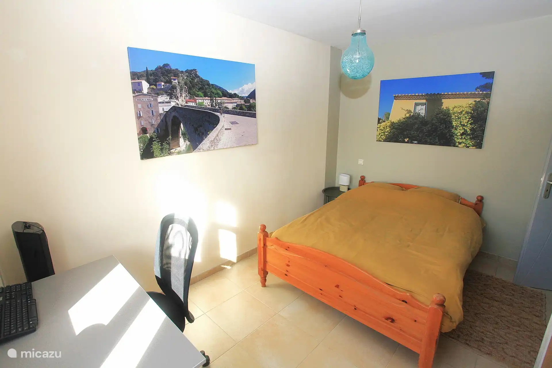 Schlafzimmer 3 mit Doppelbett (140x200 cm), Blick auf den Pool. Alle Zimmer sind geräumig, leicht zu verdunkeln und verfügen über viel Stauraum. 