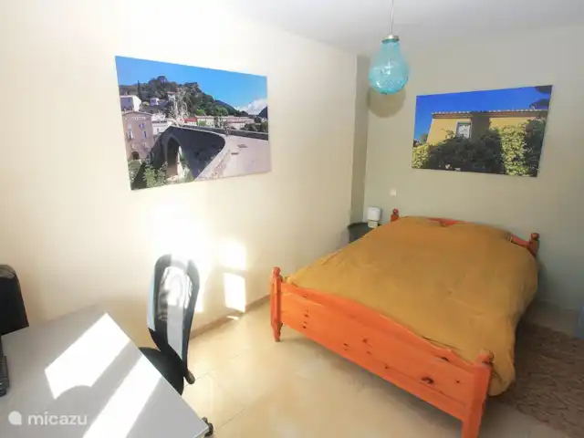Villa Laura avec piscine privée | France, Drôme, Bouchet - maison de vacances Chambre 3 avec lit double (140x200 cm), vue sur la piscine. Toutes les chambres sont spacieuses, faciles à assombrir et disposent de nombreux placards.