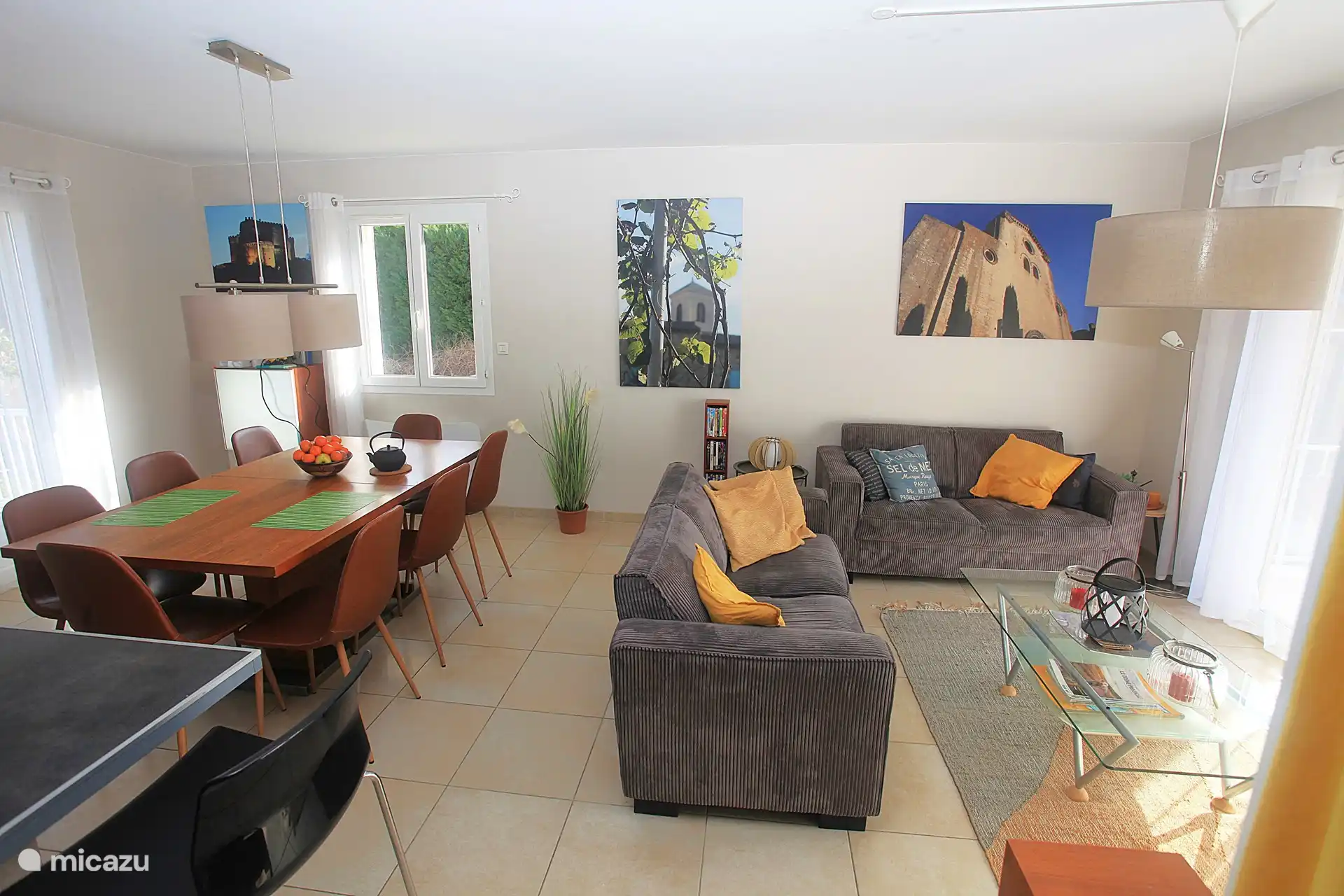 Geräumiges und helles Wohnzimmer mit Audio/Video/WLAN (Glasfaser-Internet) 