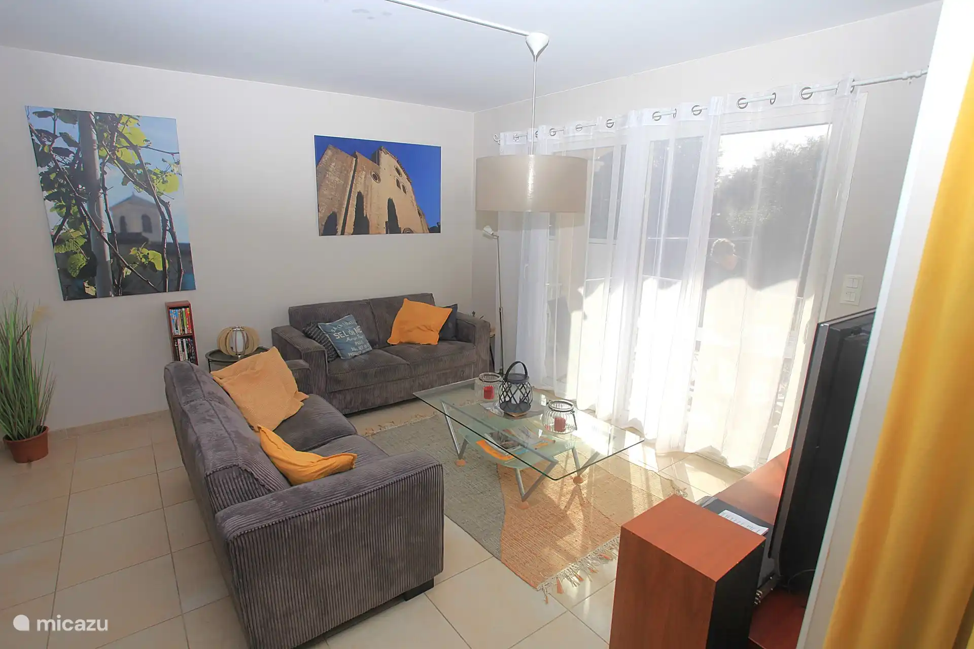 Sitzecke mit großem Fernseher, WLAN (Glasfaser), Audio. Angrenzend an die Terrasse. 