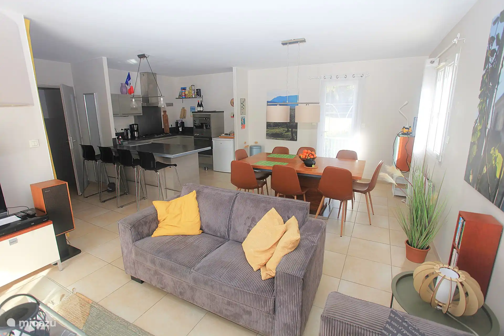 Geräumiges, offenes Wohnzimmer + gut ausgestattete Küche