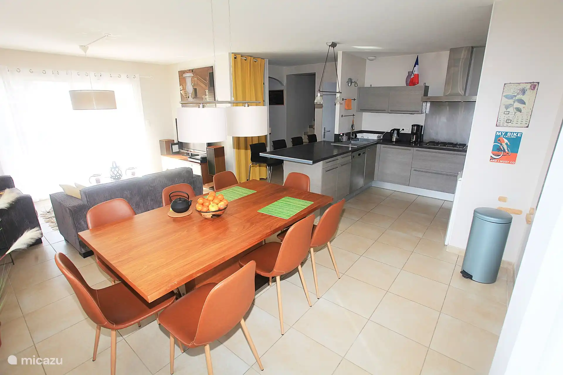 Modern und hell eingerichtetes Wohnzimmer