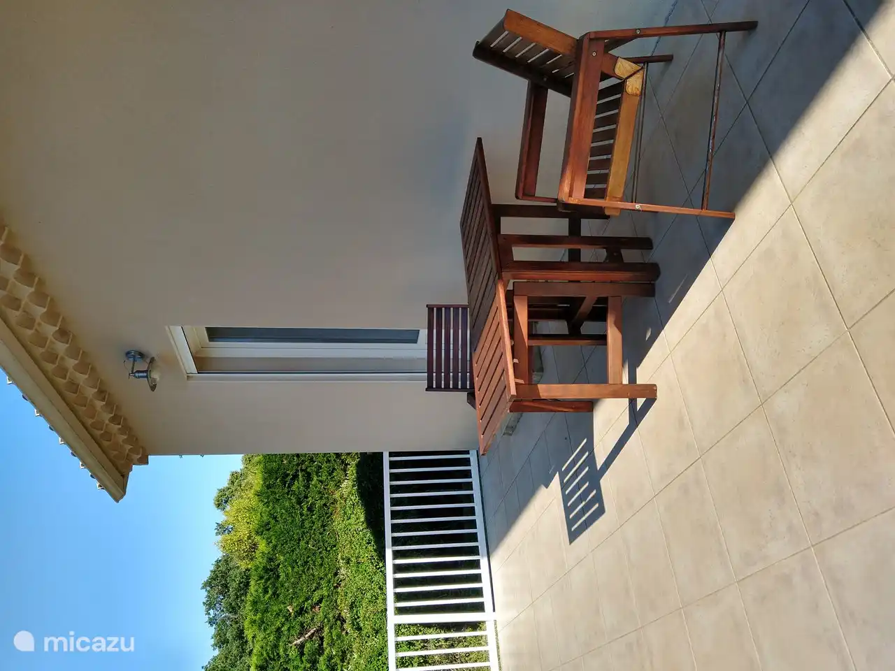 Terrasse 2, schön, um an heißen Sommertagen Schatten zu suchen