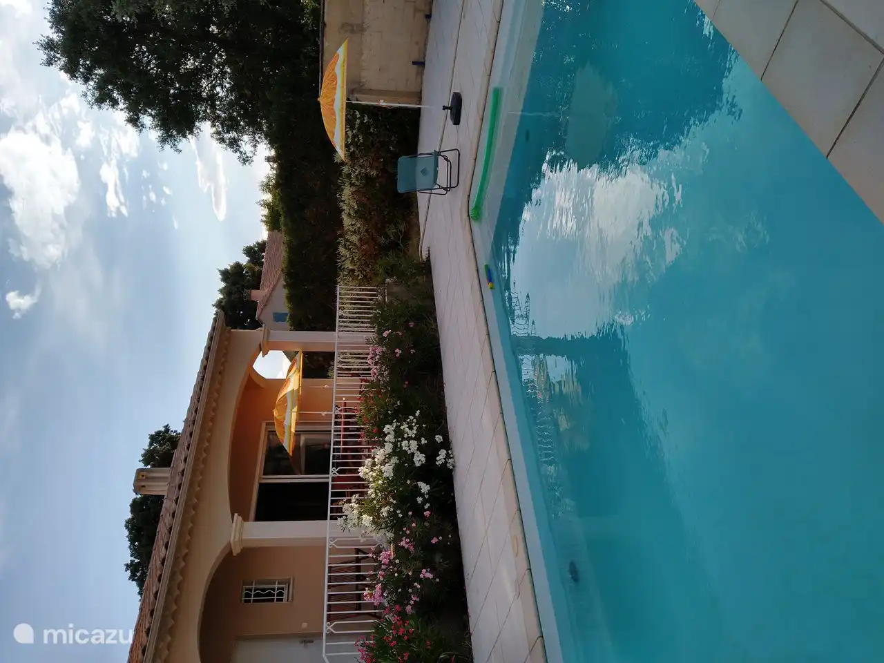 Terrasse mit Schatten und Blick auf den Pool
