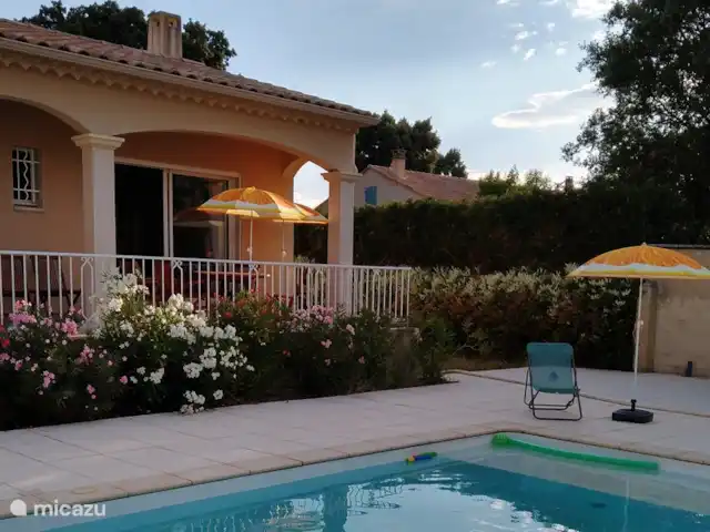 Villa Laura avec piscine privée | France, Drôme, Bouchet - maison de vacances Terrasse ombragée avec vue sur la piscine
