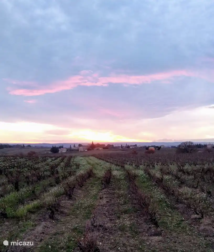 Umgebung Bouchet. Die ersten fünf Kilometer rund um Bouchet sind fast flach. Danach gibt es in alle Richtungen Grate, die alle einen etwas anderen Charakter haben. Die Berge beginnen nach 25 Kilometern auf der Ostseite.