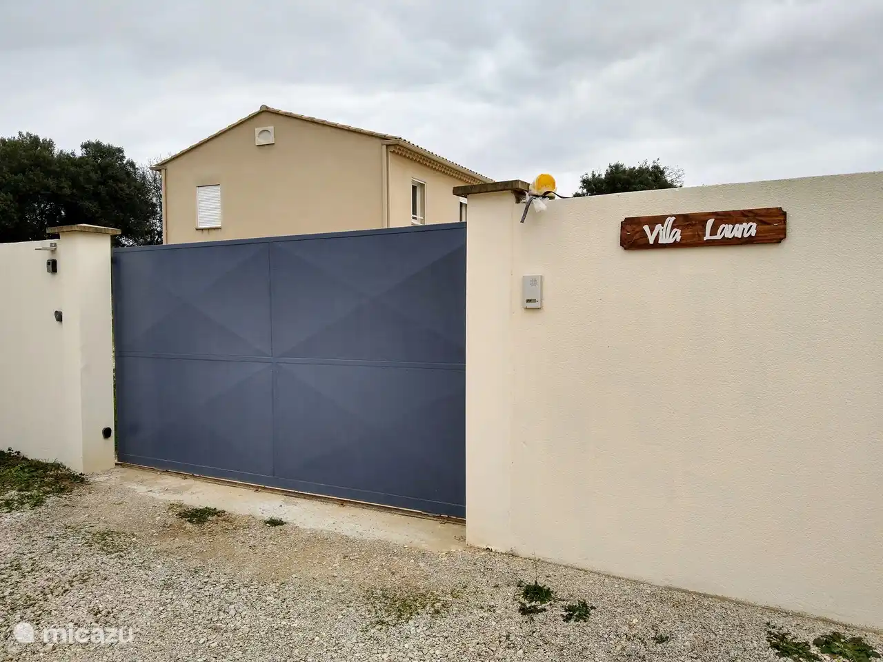 Das Gelände ist mit einem elektrischen Tor geschlossen