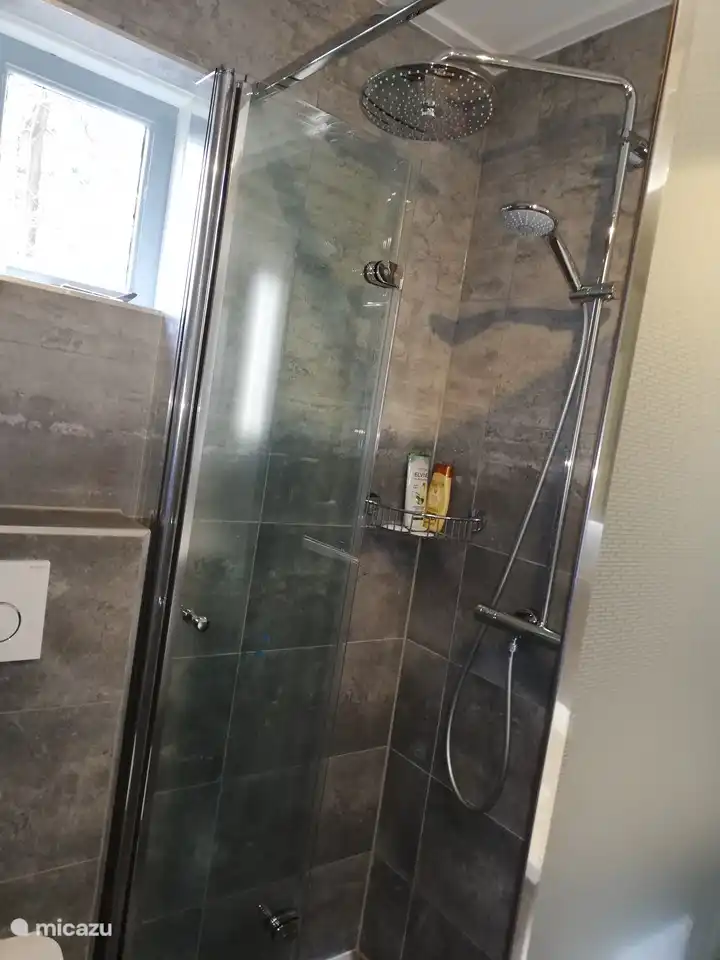 Badezimmer und WC, 2021 komplett renoviert.