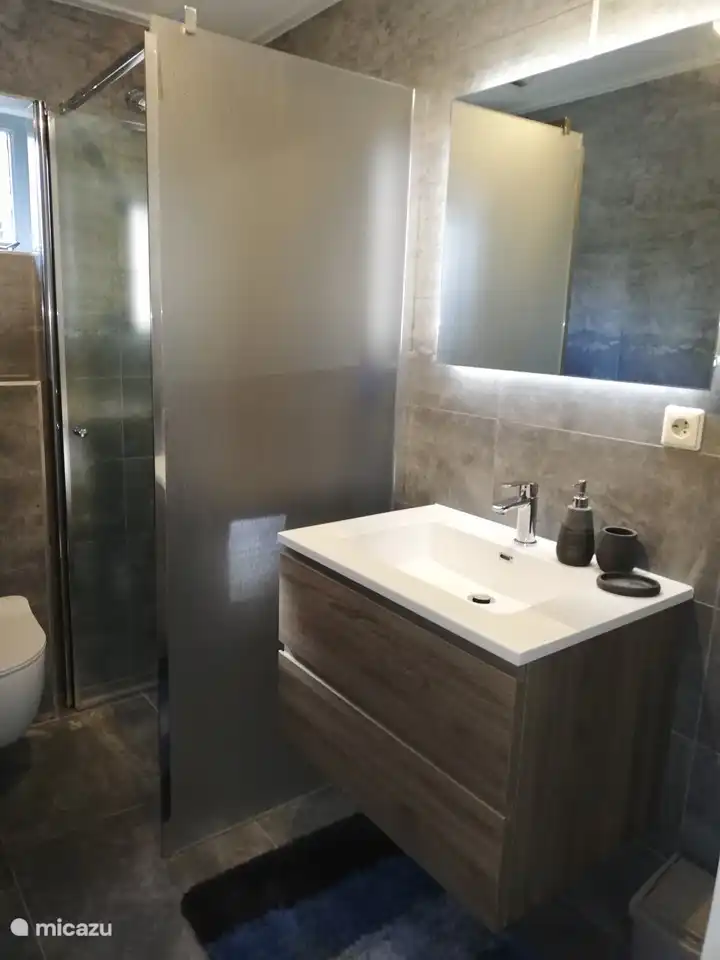 Komplettes modernes Badezimmer