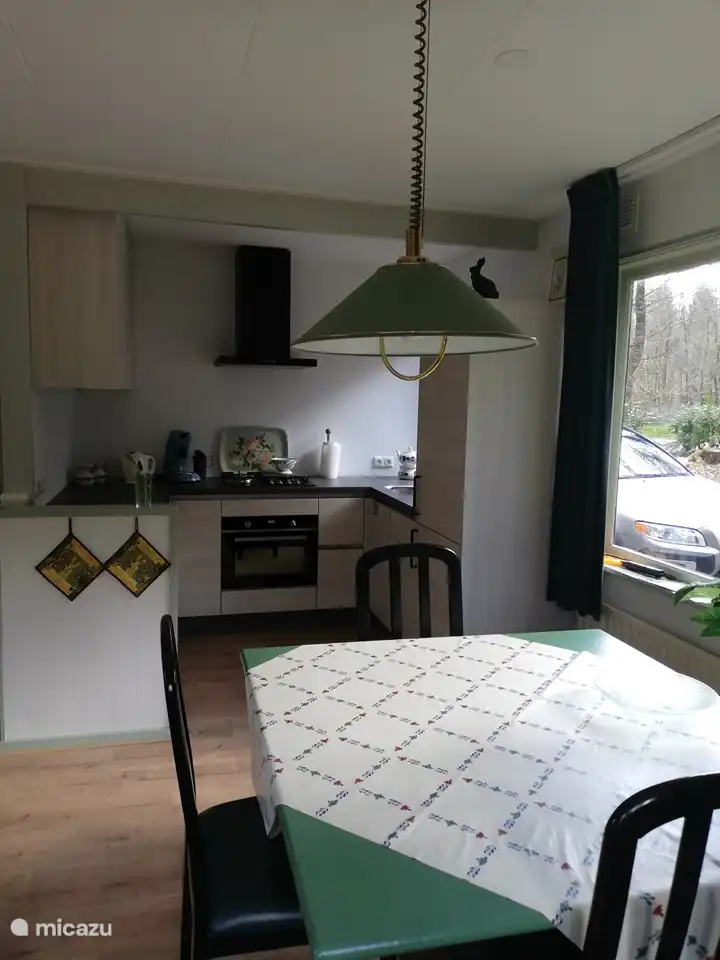 Küche mit Backofen-Mikrowelle, großer Kühlschrank mit 2 Gefrierschubladen darunter