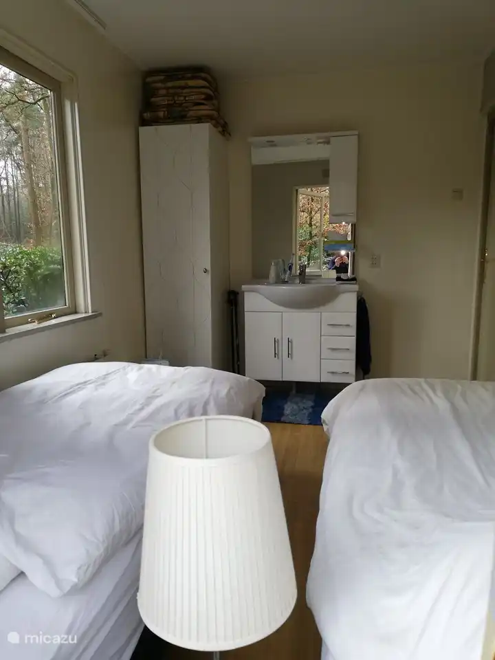 Schlafzimmer 1 mit 2 Boxspring-Einzelbetten, die zusammengeschoben und in mehreren Positionen aufgestellt werden können. Waschbecken Möbel und Kleiderschrank.