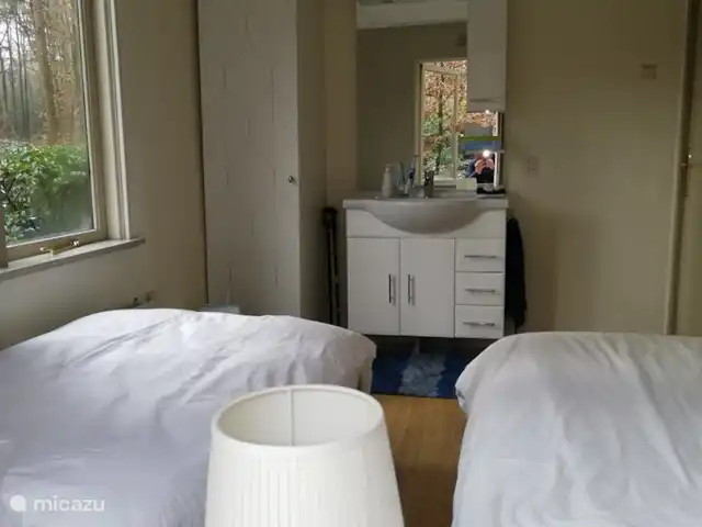 De Hazelaar, maison n° 128 | Pays-Bas, Gueldre, Ermelo - maison de vacances chambre 1 avec 2 lits simples avec sommier à ressorts, qui peuvent être rapprochés et placés dans plusieurs positions. Meuble vasque et penderie.