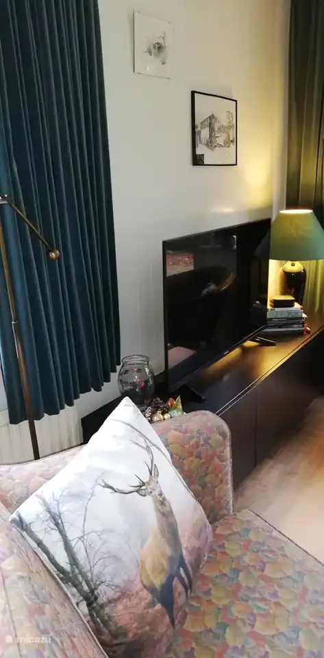 Helles Zimmer, viele Fenster und Terrassentüren zur Terrasse