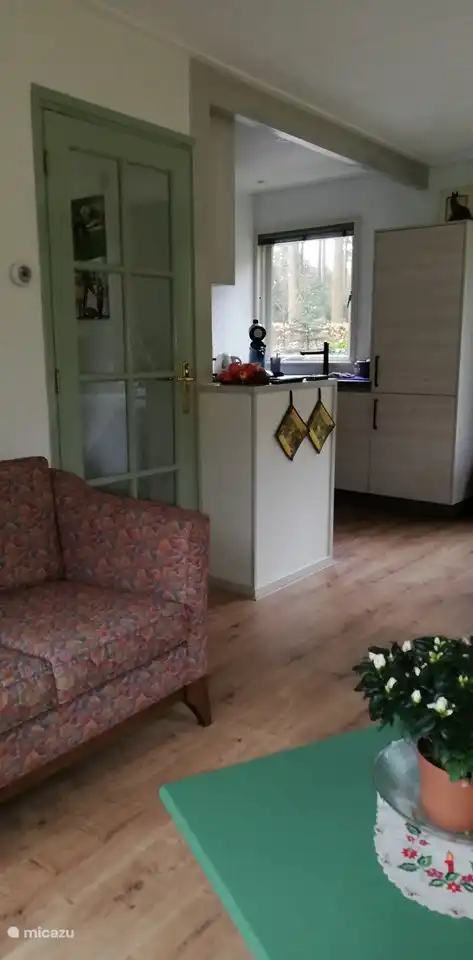 Küchenecke mit großem Fenster.