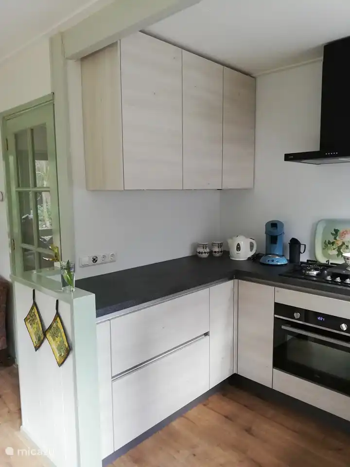 Indirekte, variable Beleuchtung unter Schränken