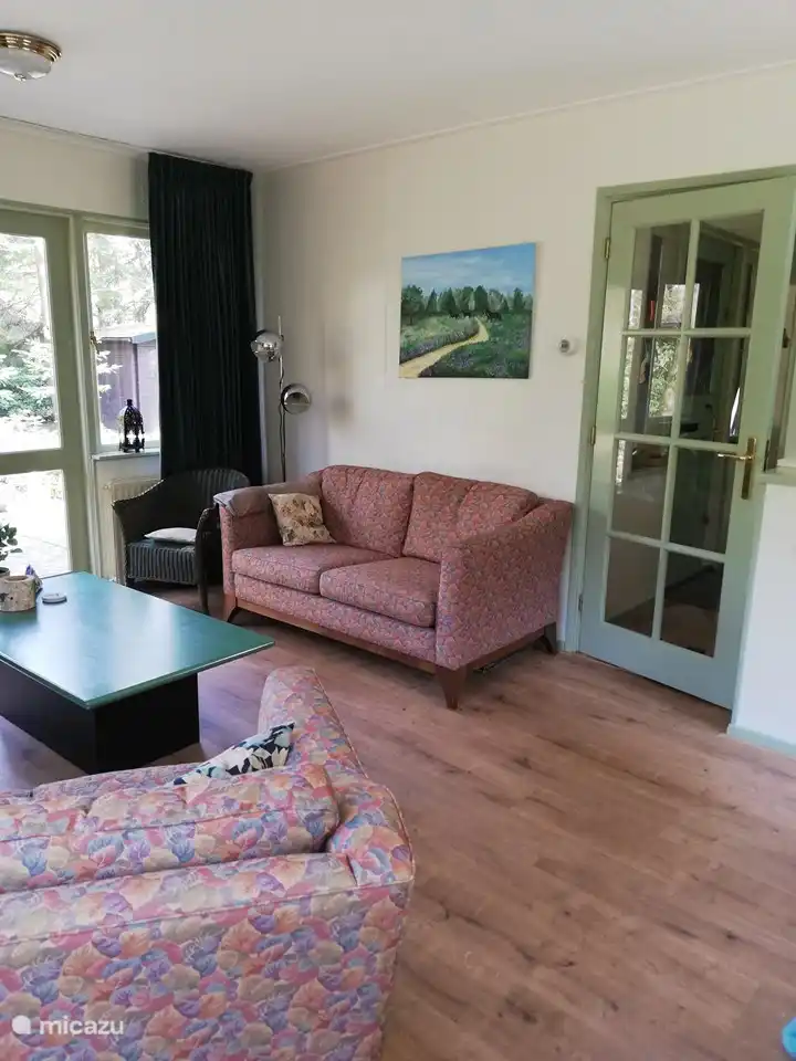 Innenraum vor kurzem komplett renoviert. Neue Einbauküche mit Backofen - Mikrowelle, Geschirrspüler, großem Kühlschrank mit 2 Gefrierschubladen etc., komplett komplett.