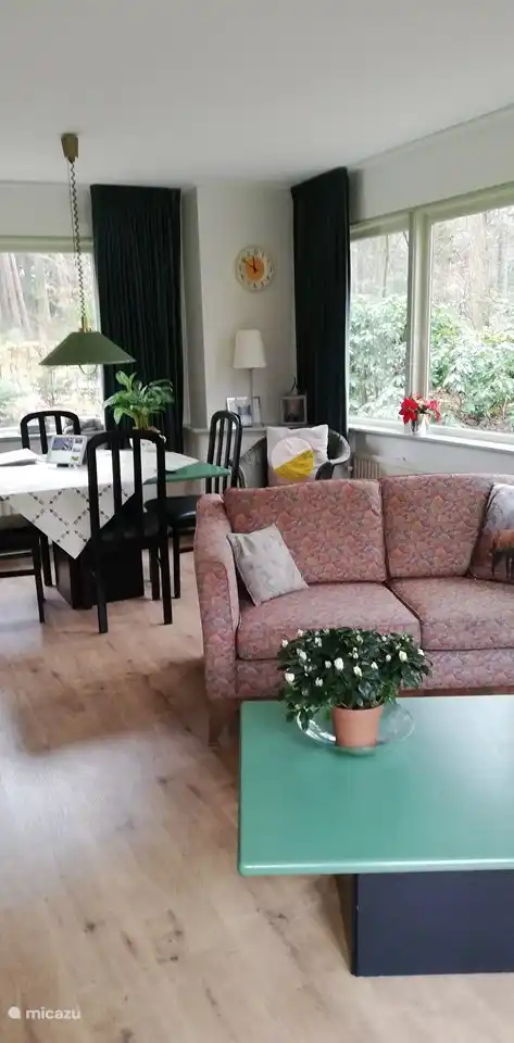 Geräumiger Essbereich, in dem zusätzliche Stühle hinzugefügt werden können