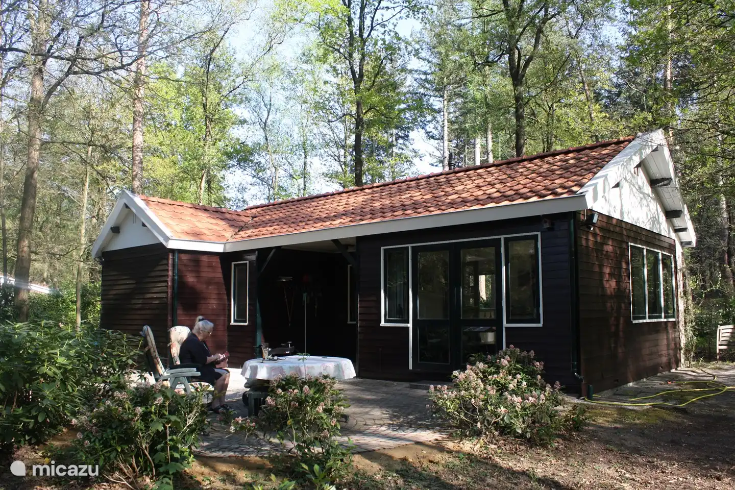 Sonniges oder schattiges Plätzchen ganztägig auf der Rückseite des Hauses zu finden