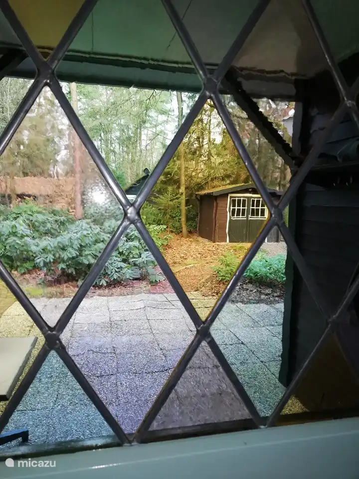 Gartenmöbel im Schuppen, sowie 2 Fahrräder. Elektrischer Grill und Bratpfanne