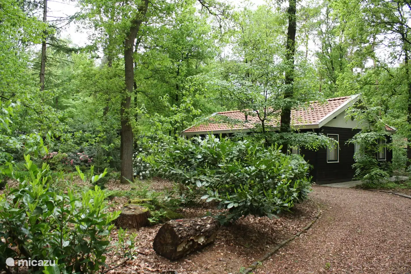 Auffahrt, wo 4 Autos geparkt werden können