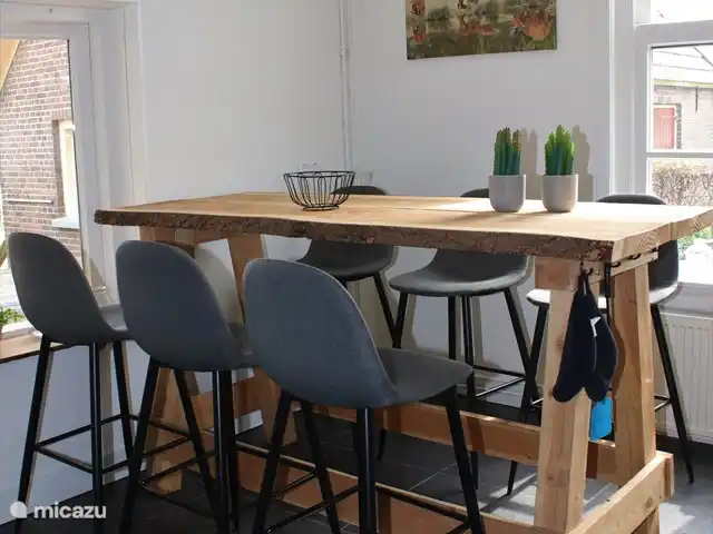 Granja de vacaciones De Steeg en Países Bajos, Güeldres, De Steeg - casa de campo En la cocina hay otra mesa alta con 6 taburetes.