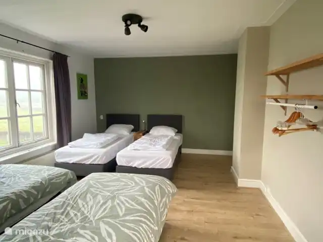 Granja de vacaciones De Steeg en Países Bajos, Güeldres, De Steeg - casa de campo El dormitorio tiene 4 somieres individuales. Que se pueden empujar y alejar unos de otros
