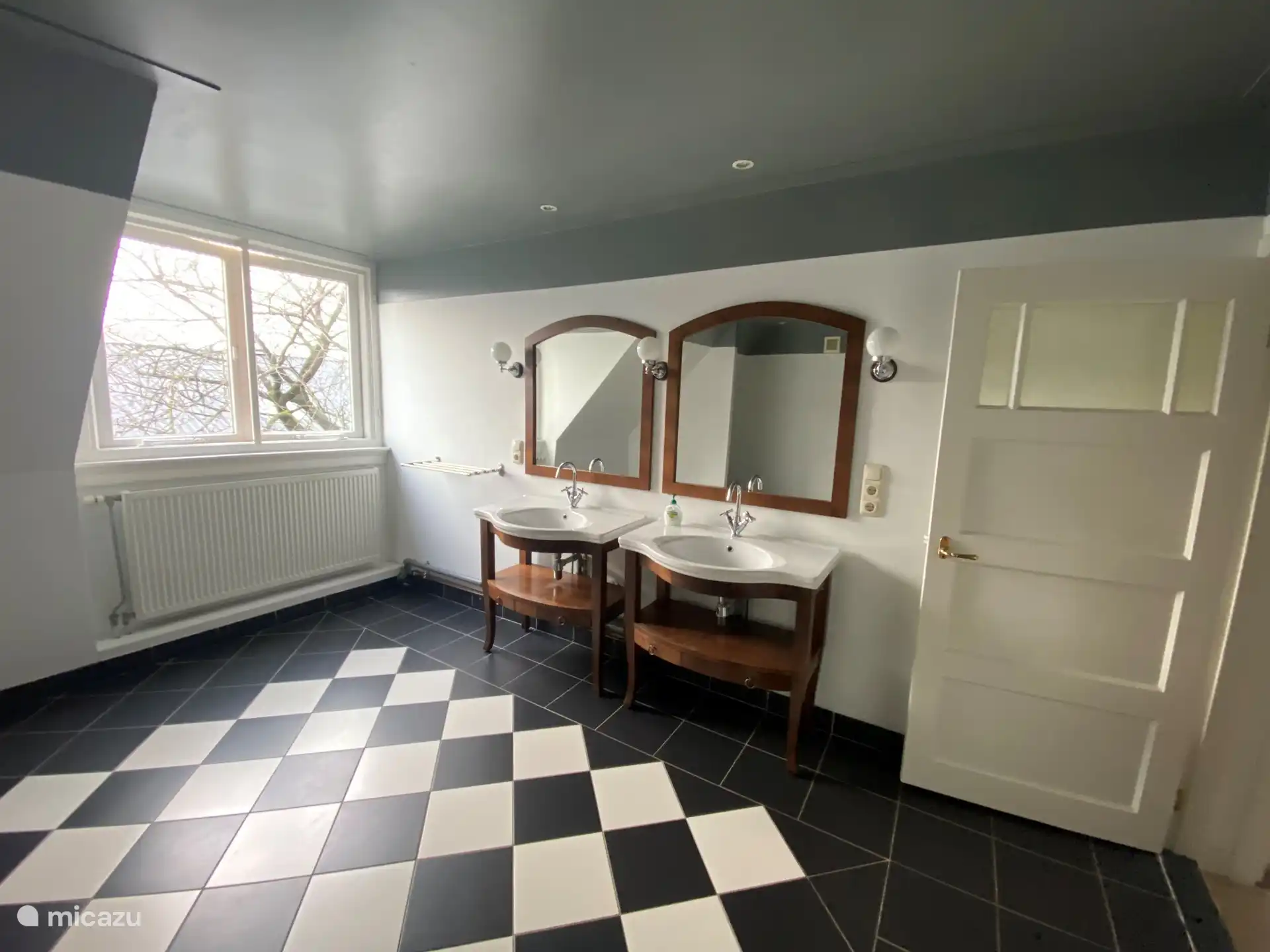 Dies ist ein geräumiges Badezimmer mit zwei Waschbecken, WC und Dusche. Dieses Badezimmer verfügt über Fußbodenheizung. 