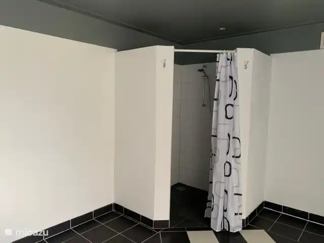 Granja de vacaciones De Steeg en Países Bajos, Güeldres, De Steeg - casa de campo Esta es la ducha del baño espacioso.