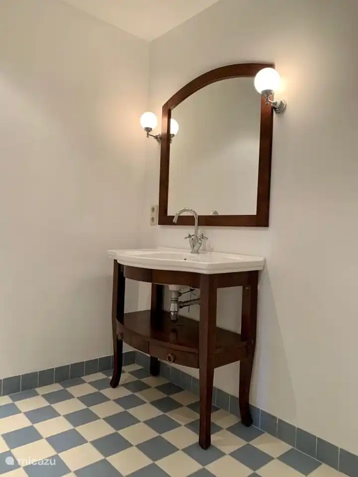 Dies ist das zweite Badezimmer mit Waschbecken, Toilette und Dusche. Auch dieses Badezimmer verfügt über eine Fußbodenheizung.