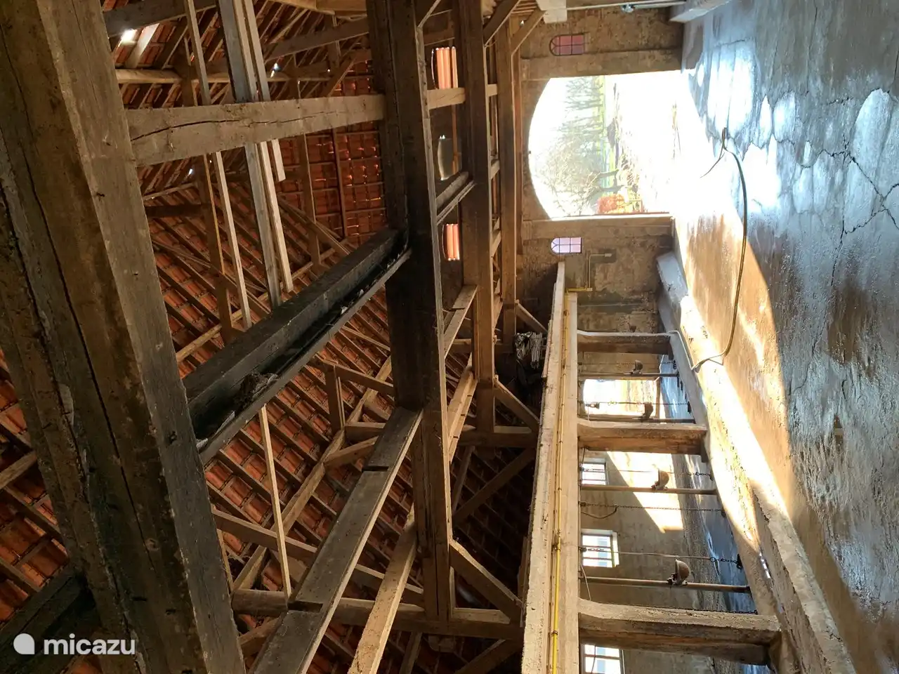 Dies ist der geräumige Teil, in dem Sie jederzeit (bei gutem oder schlechtem Wetter) mit der Tischtennisplatte und einem Kickertisch spielen können. Optional kann dieser Platz auch als Garage dienen.