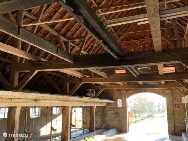 Granja de vacaciones De Steeg en Países Bajos, Güeldres, De Steeg - casa de campo Esta es la parte espaciosa donde siempre se puede jugar (con buen o mal tiempo) con la mesa de ping-pong y un futbolín. Opcionalmente, este lugar también puede servir como garaje.