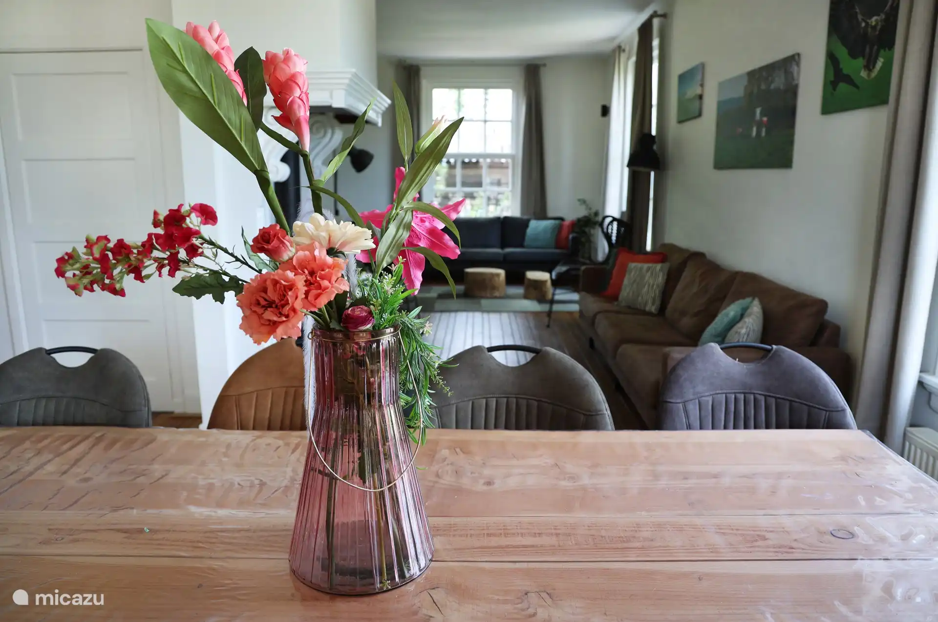 das Wohnzimmer mit den Sofas und dem Esstisch.