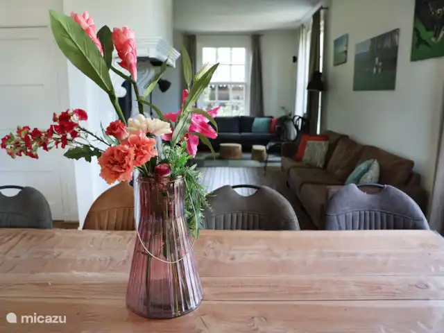 Granja de vacaciones De Steeg en Países Bajos, Güeldres, De Steeg - casa de campo el salón con los sofás y la mesa del comedor.