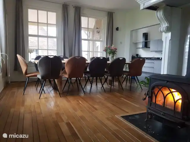 Granja de vacaciones De Steeg en Países Bajos, Güeldres, De Steeg - casa de campo El comedor con una mesa larga donde poder sentarse cómodamente con todos.