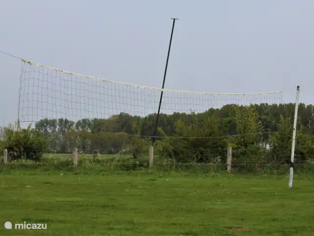 Granja de vacaciones De Steeg en Países Bajos, Güeldres, De Steeg - casa de campo Hay una cancha de voleibol en el patio delantero.