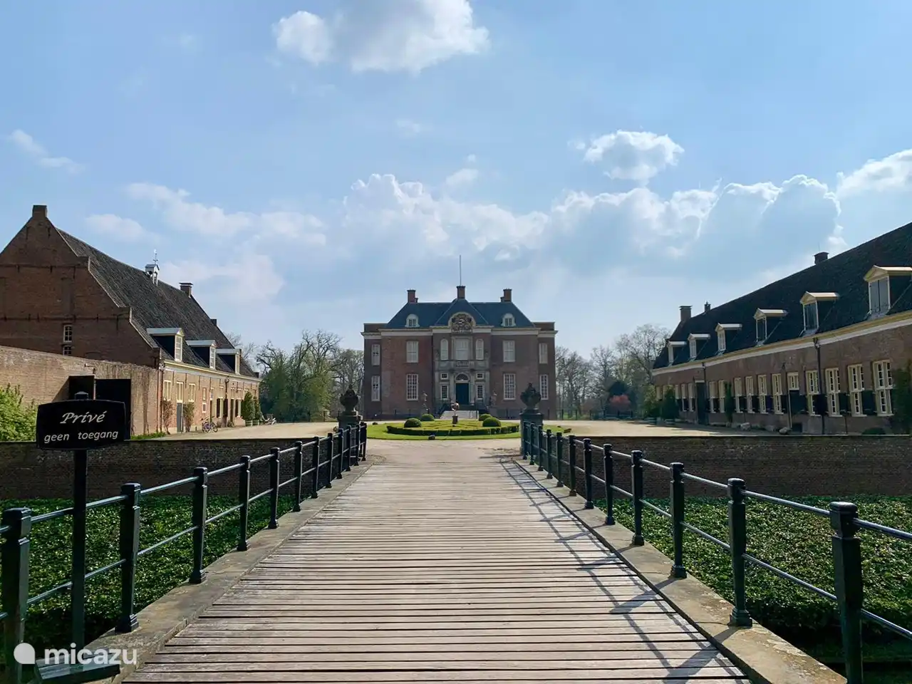 Dies ist ein wunderschönes Schloss in der Nähe des Ferienbauernhofs. Wo man ein bisschen laufen kann.